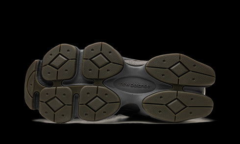 9060 "Blacktop/Dark Moss/Black"