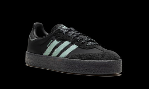 Sambae WMNS "Core Black Haze Green" IE9110