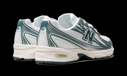 740 "White / Marsh Green"