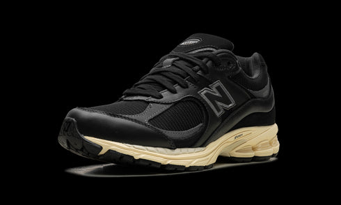 M2002R "Vintage Black White"