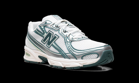 740 "White / Marsh Green"