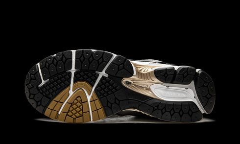 1906R "White / Gold"