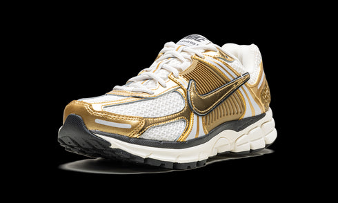Zoom Vomero 5 WMNS "Metallic Gold"