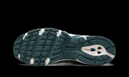 740 "White / Marsh Green"