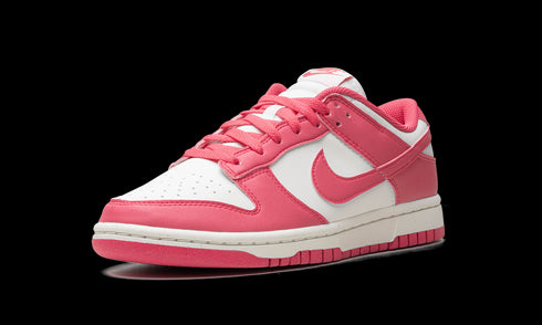 Nike Dunk Low. WMNS "Pink"