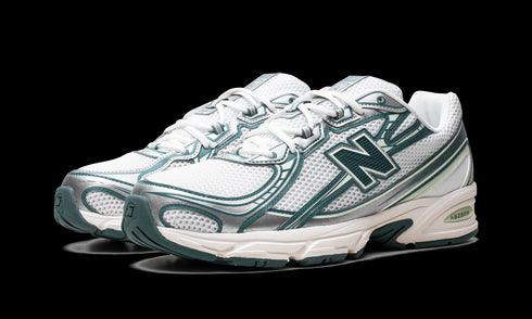 740 "White / Marsh Green"