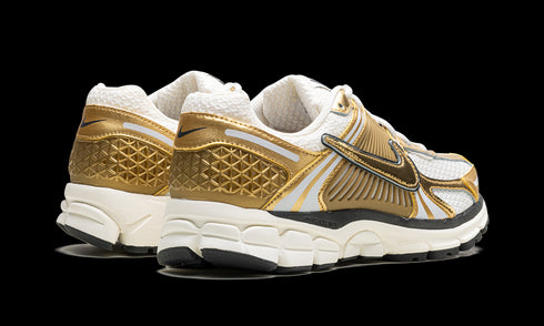 Zoom Vomero 5 WMNS "Metallic Gold"